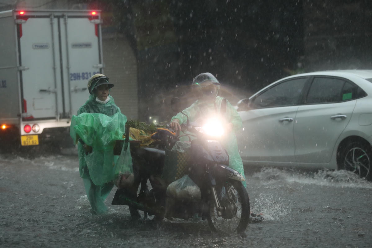 Do mưa lớn kèm gió giật nên nhiều người phải dắt xe giữa đường.