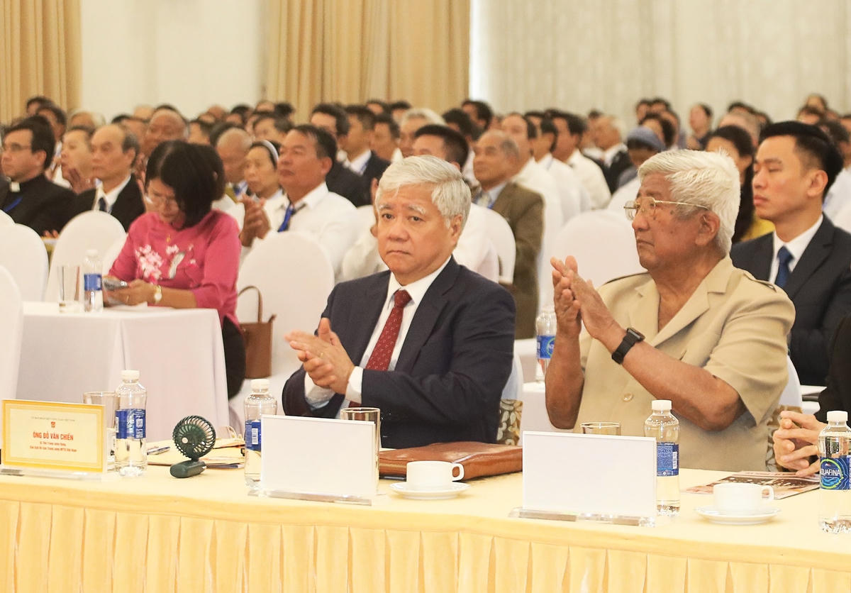Bí thư Trung ương Đảng, Chủ tịch UBTƯ MTTQ Việt Nam Đỗ Văn Chiến cùng các đại biểu tham dự Đại hội. Ảnh: Tiến Đạt.