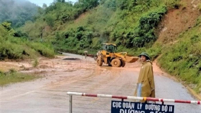 Bộ GTVT vừa yêu cầu Tổng cục Đường bộ Việt Nam triển khai thực hiện dự án cải tạo, nâng cấp QL7 qua tỉnh Nghệ An.