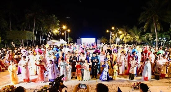 Quang cảnh buổi biểu diễn áo dài tại Nha Trang.