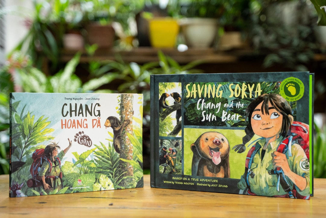 "Chang hoang dã – Gấu" bản tiếng Việt của NXB Kim Đồng và "Saving Sorya: Chang and the Sun Bear" bản tiếng Anh của Kingfisher.