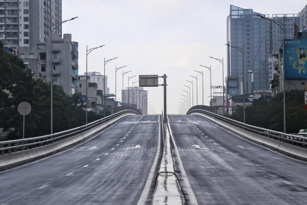 Sau hơn 4 năm thi công, Vành đai 2 trên cao đoạn từ Ngã Tư Sở tới cầu Vĩnh Tuy sắp hoàn thiện. Dự án có tổng đầu tư sau điều chỉnh gần 10.000 tỷ đồng, nối liền 3 quận trung tâm gồm Đống Đa, Thanh Xuân, Hai Bà Trưng.