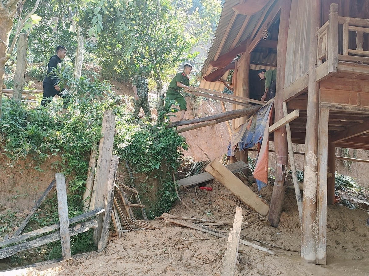 Người dân, chính quyền, lực lượng chức năng xã Bảo Nam, huyện Kỳ Sơn dọn dẹp sau trận lũ ống vừa qua. 