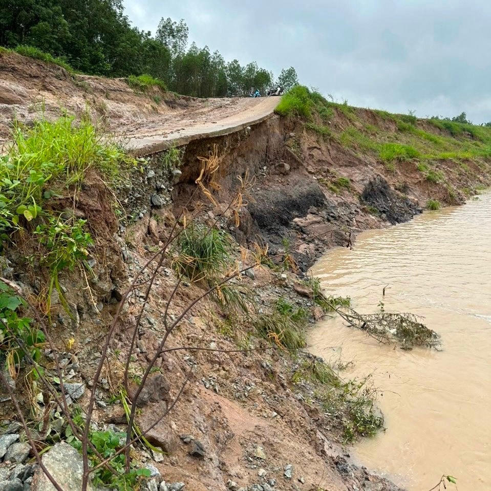 Sạt lở đất do mưa lũ tại Bình Thuận.