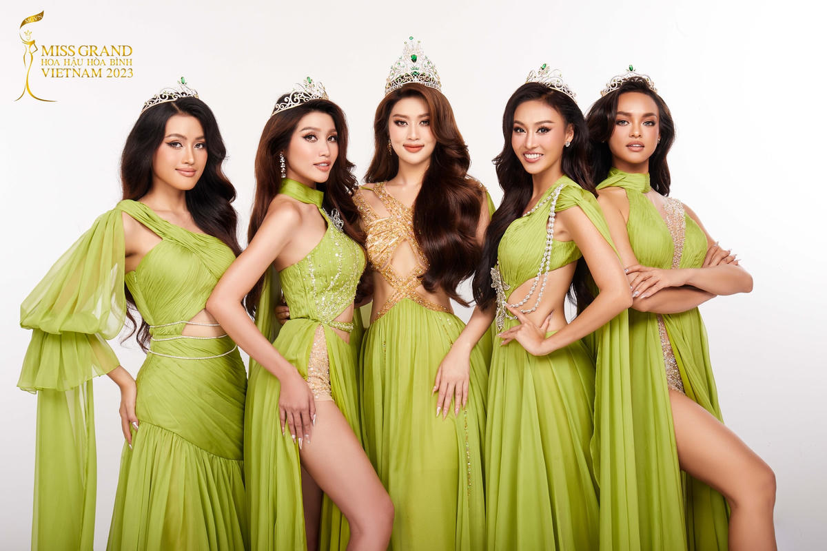 Đoàn Thiên Ân và 4 Á hậu lộng lẫy trong những bộ đầm dạ hội. 
