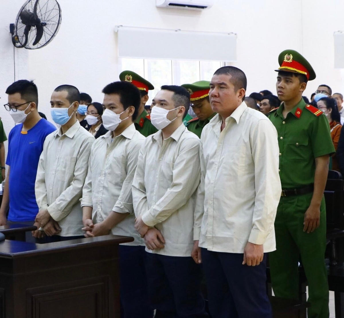 Các bị cáo tại phiên toà.