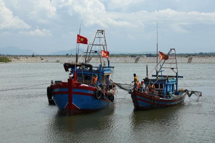 2 tàu cá vi phạm đã được lực lượng Đồn Biên phòng Lạch Kèn dẫn giải đưa về neo đậu tại âu thuyền tránh trú bão xã Xuân Hội để xử lý. Ảnh: Minh Toàn