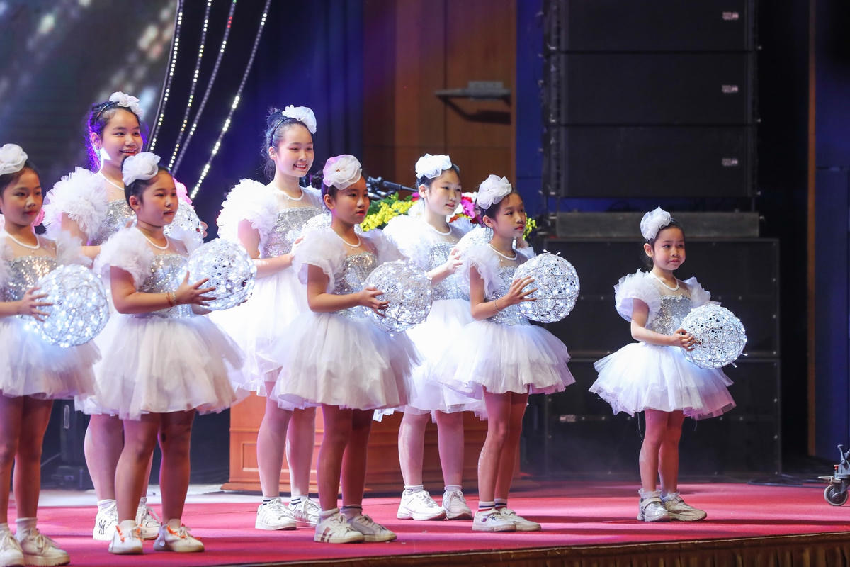 Công diễn vở nhạc kịch 'Vinh quang trên vai những người anh hùng'