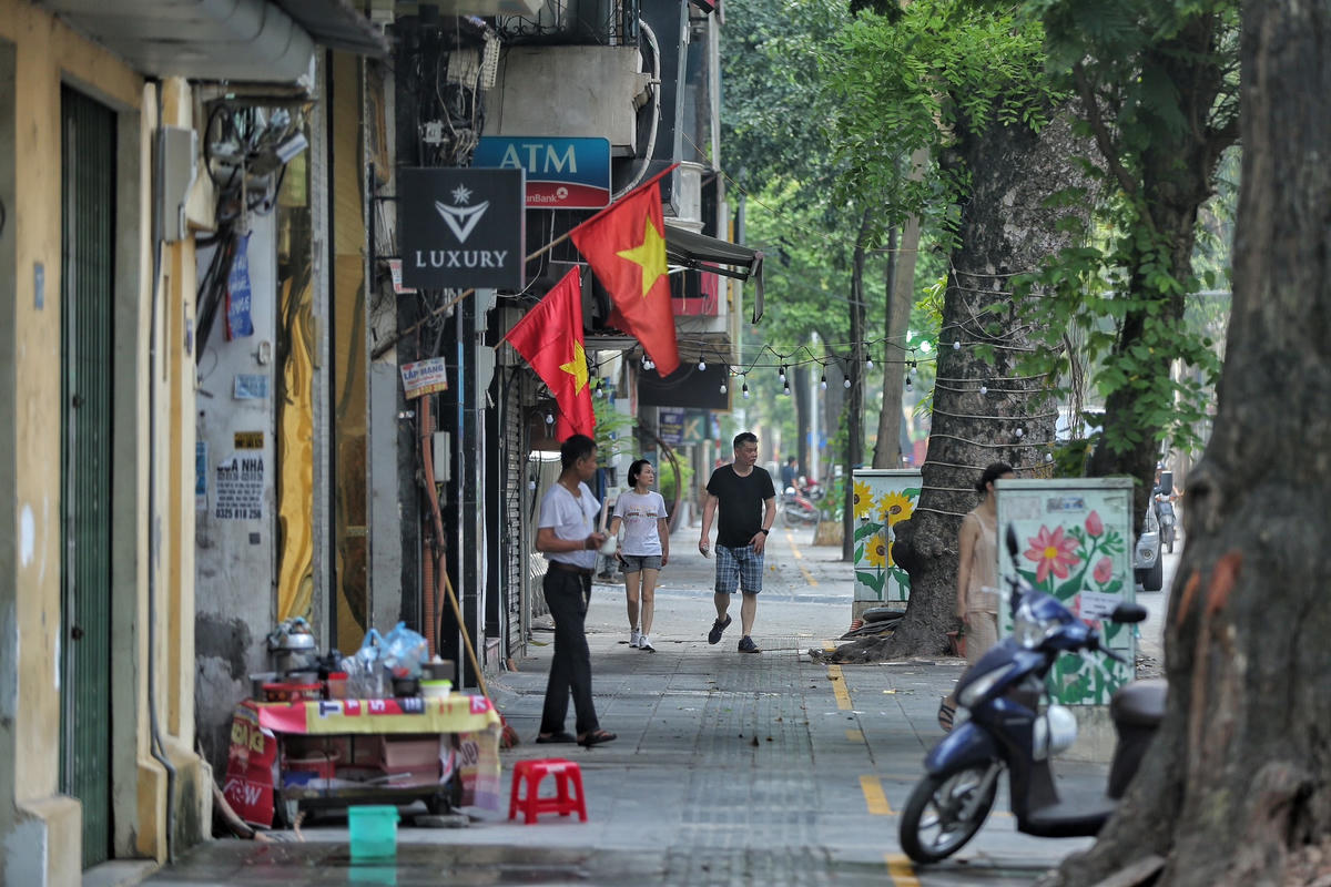 Theo một chủ quán bán bún ốc trên phố Lò Đúc chia sẻ, chị và nhiều hộ kinh doanh ở đây rất vui mừng khi tuyến phố Lò Đúc đủ điều kiện để thuê vỉa hè cho việc kinh doanh. Chủ quán ốc này cũng cho biết, nếu chính quyền tạo điều kiện cho thuê 2 m vỉa hè với giá phù hợp thì sẵn sàng thuê, nộp tiền hàng tháng.