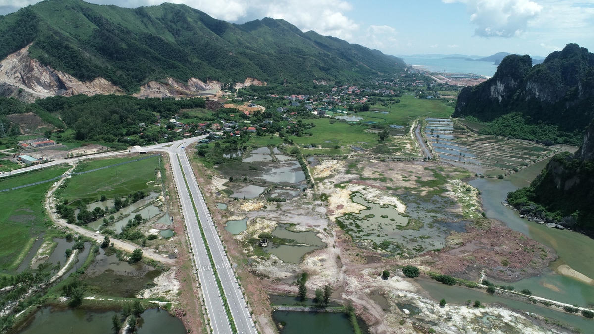 Khu vực quy hoạch dự án Tổ hợp du lịch nghỉ dưỡng - giải trí cao cấp, sân golf và khu dân cư Monbay Vân Đồn đang được UBND tỉnh Quảng Ninh đấu thầu rộng rãi trong nước để lựa chọn chủ đầu tư.