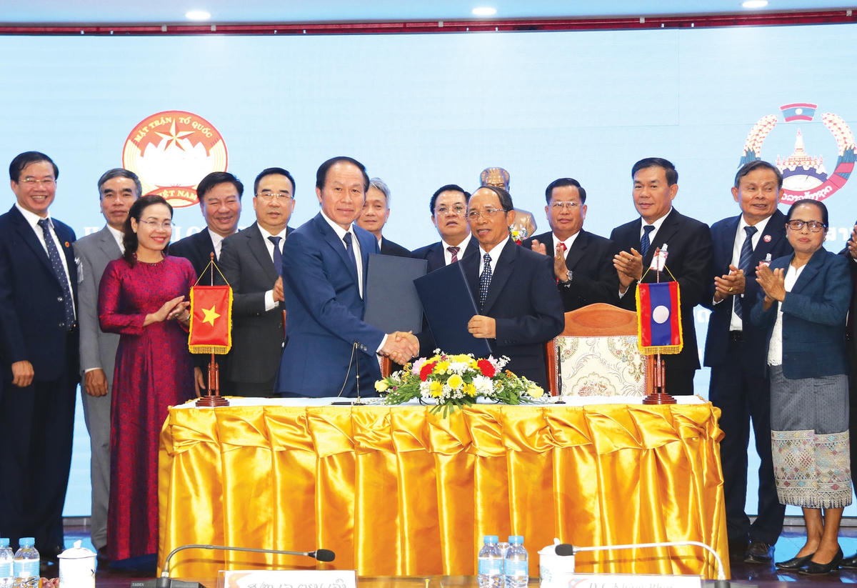 Phó Chủ tịch - Tổng Thư ký UBTƯ MTTQ Việt Nam Lê Tiến Châu và Phó Chủ tịch Thường trực Ủy ban Trung ương Mặt trận Lào xây dựng đất nước Khampheuy Bouddavieng tiến hành ký kết tại Hội nghị quốc tế xây dựng đường biên giới Lào – Việt Nam hòa bình, hữu nghị, hợp tác cùng phát triển năm 2022. Ảnh: Tiến Đạt.  