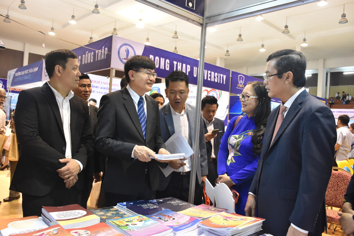 Bộ trưởng Bộ Giáo dục và Thể thao Lào và Thứ trưởng Bộ GDĐT Việt Nam tham quan Triển lãm.