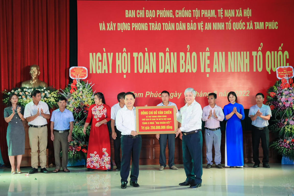 Bí thư Trung ương Đảng, Chủ tịch UBTƯ MTTQ Việt Nam Đỗ Văn Chiến trao tặng 5 căn nhà Đại đoàn kết cho huyện Vĩnh Tường.