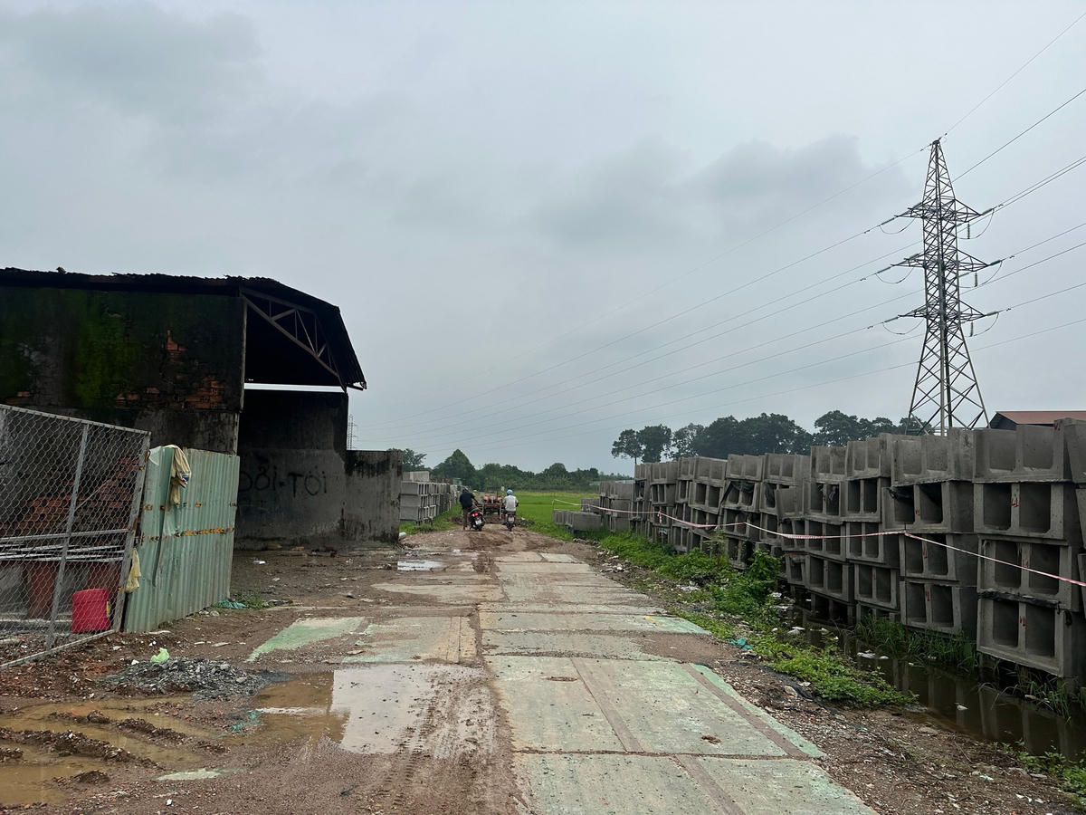 Khu lán trại thi công công trình chỉ có một vài người ra vào. Ảnh: Mạnh Thìn.