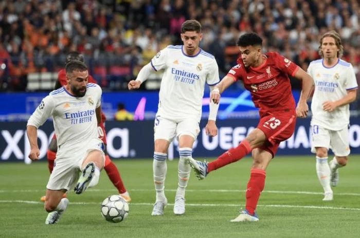   Real Madrid (áo trắng) oằn mình chịu áp lực của Liverpool.