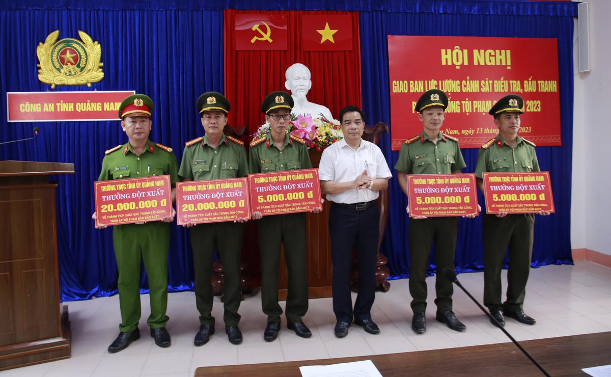 Các đơn vị được biểu dương, khen thưởng nóng.