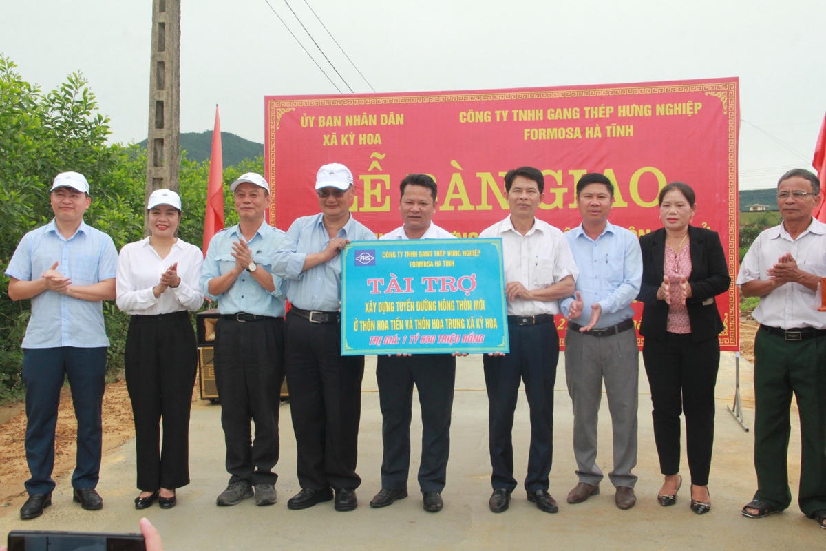 Đại diện Formosa Hà Tĩnh hỗ trợ nhiều phần quà cho bà con xã Kỳ Hoa.
