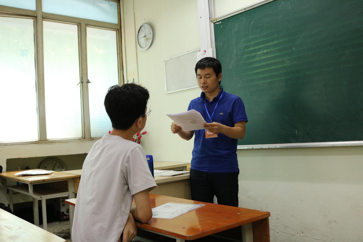 Cán bộ coi thi phổ biến quy chế thi.