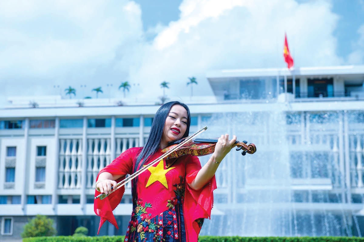 Nghệ sĩ Trịnh Minh Hiền đã thực hiện những cảnh quay rất đẹp trong MV "Đất nước trọn niềm vui".  