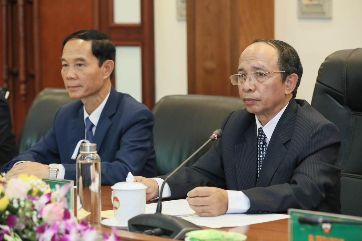 Ông Khampheuy Boutdavieng, Phó Chủ tịch Thường trực UBTƯ Mặt trận Lào xây dựng đất nước phát biểu tại Hội đàm.