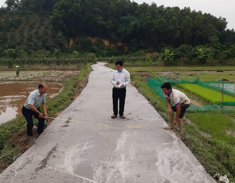 Ban Giám sát đầu tư của cộng đồng xã Đức Ninh (huyện Hàm Yên, Tuyên Quang) giám sát tuyến đường bê tông nông thôn. Nguồn: MTTQ Tuyên Quang.