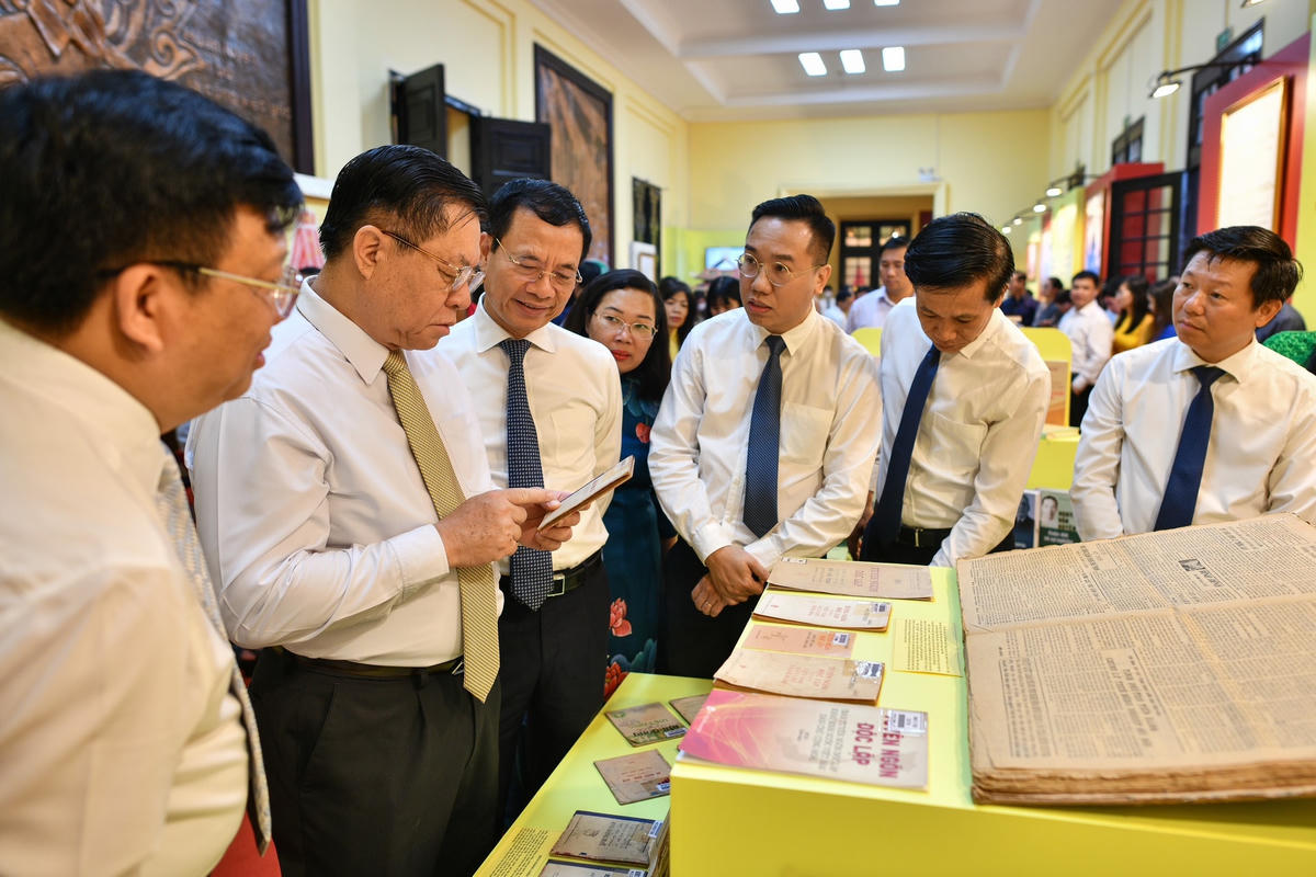 Ông Nguyễn Trọng Nghĩa, Bí thư Trung ương Đảng, Trưởng ban Tuyên giáo Trung ương và các đại biểu tham quan Triển lãm sách.