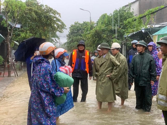 Bí thư Thành ủy Đà Nẵng Nguyễn Văn Quảng thăm hỏi, động viên người dân vừa được đưa ra khỏi khu vực nguy hiểm sáng 14/10.