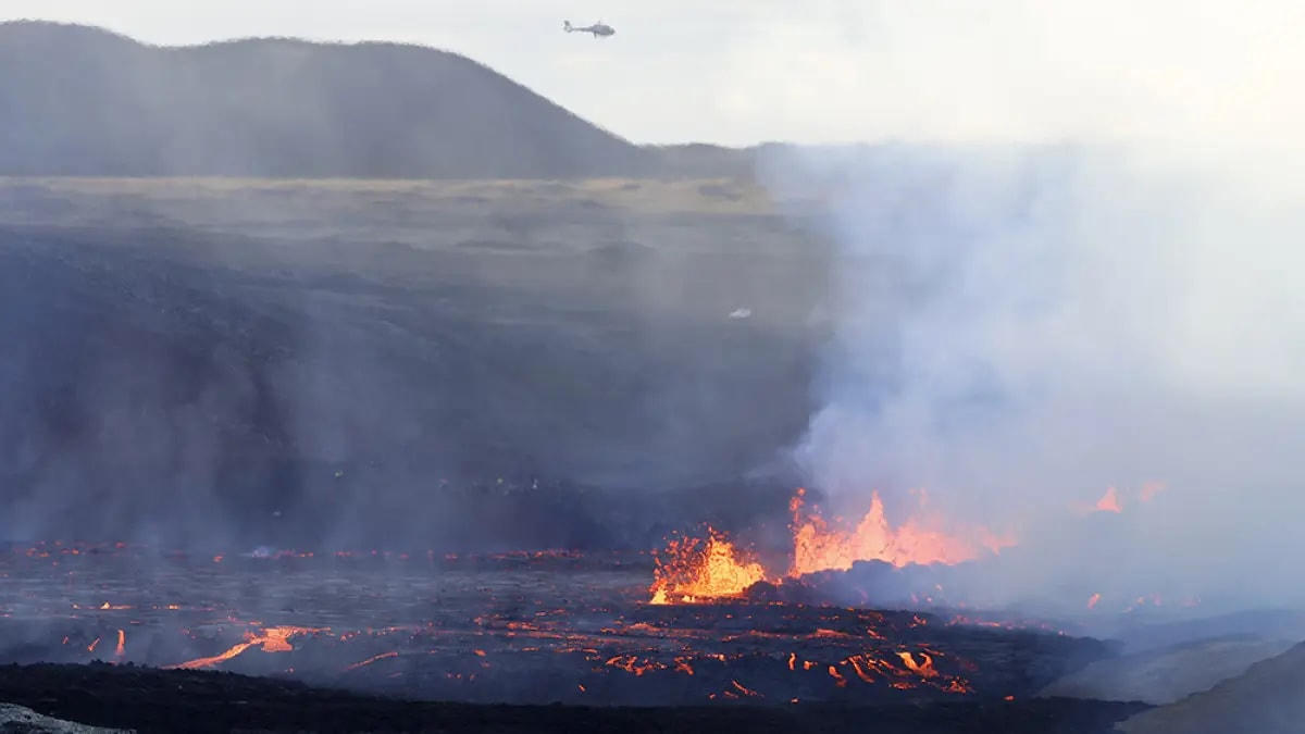 Một chiếc trực thăng bay gần núi lửa Fagradalsfjall ở Iceland.