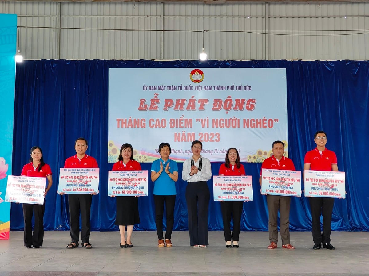 Trao học bổng đến đại diện lãnh đạo các phường tại buổi lễ.