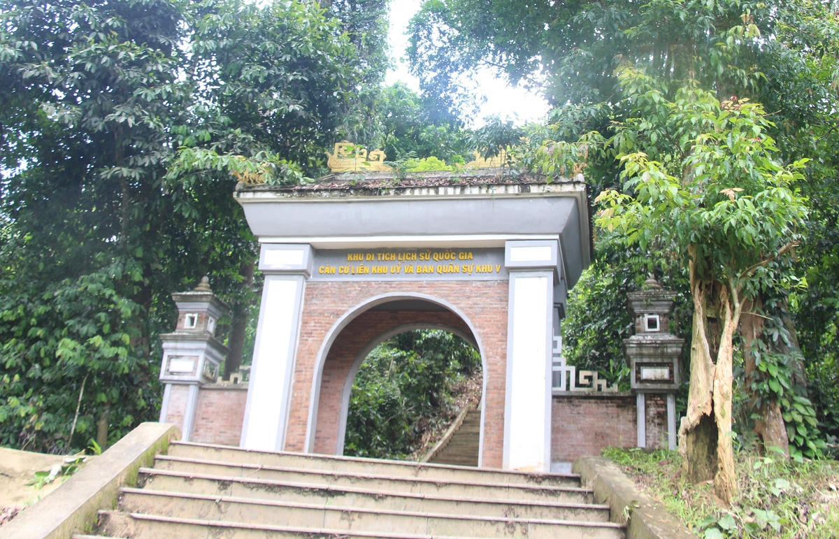 Căn cứ Liên khu ủy và Ban Quân sự khu V nơi rừng cây bác Năm Công.