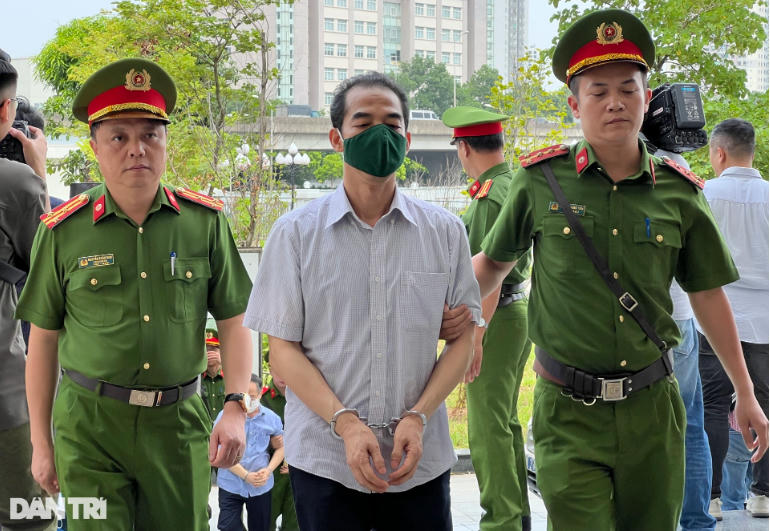 Bị cáo Tô Anh Dũng (cựu Thứ trưởng Bộ Ngoại giao) được cảnh sát dẫn giải đến phiên xét xử.