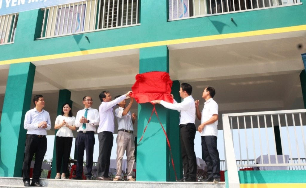 Đại biểu làm lễ mở biển nhà văn hóa cộng đồng tránh lũ thôn Yên Mỹ, xã Liên Minh.