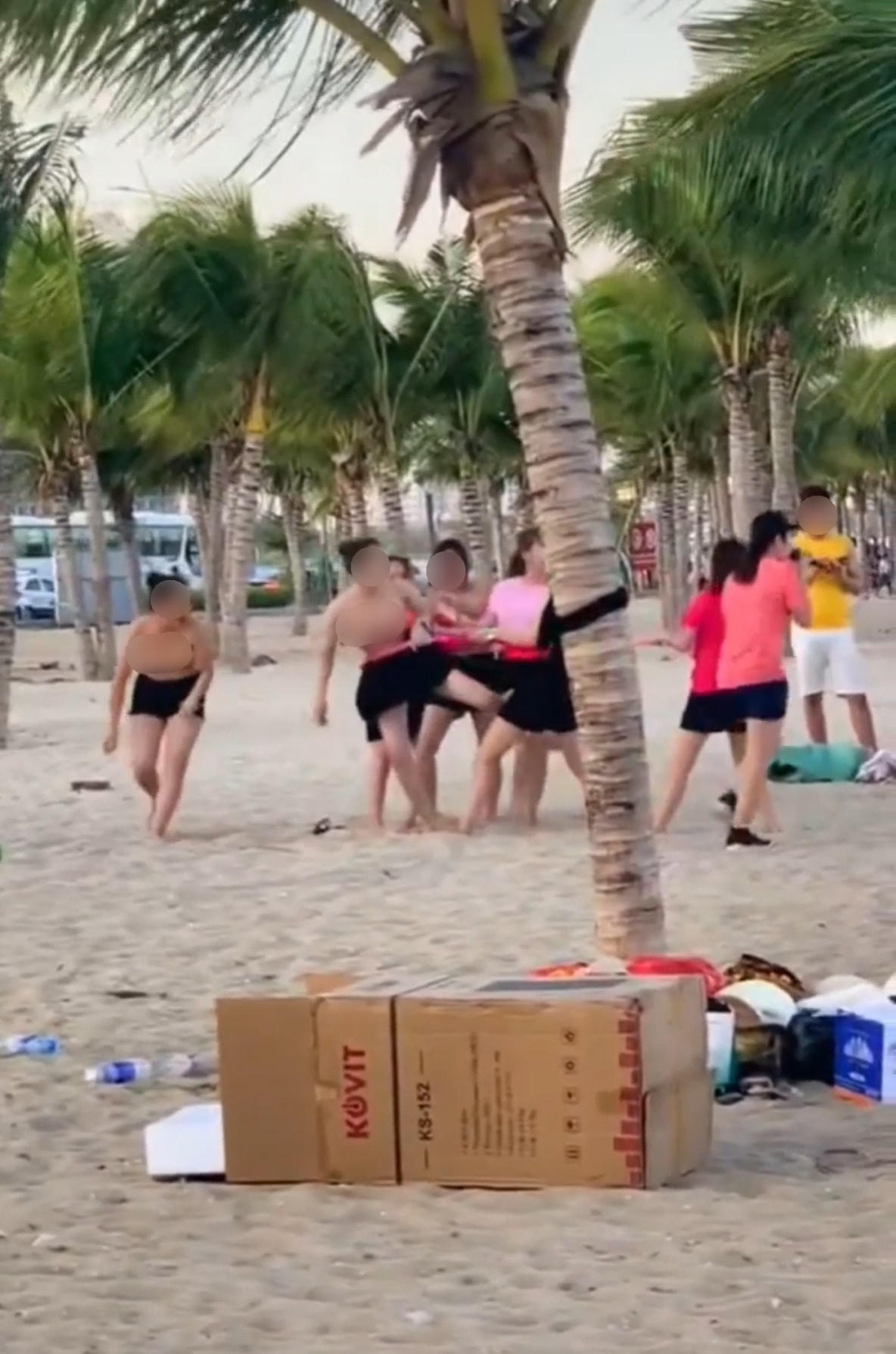 Ảnh cắt từ clip ghi lại cảnh một nhóm du khách đang chơi team building phản cảm, được cho là trên bãi biển ở Hạ Long (Quảng Ninh).