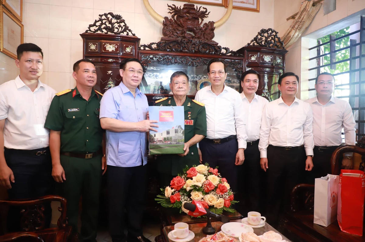 Chủ tịch Quốc hội Vương Đình Huệ thăm, tặng quà AHLLVTND Đoàn Minh Nguyệt.