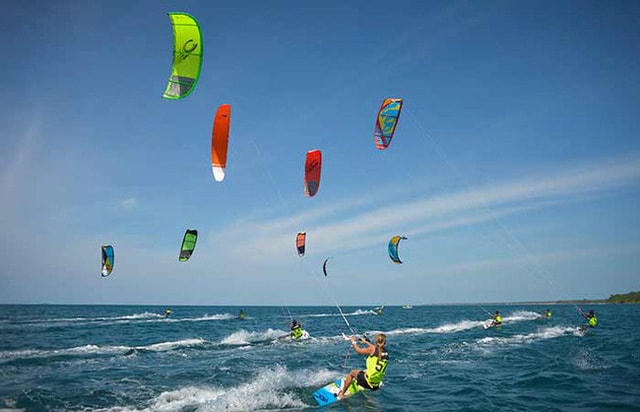 Du khách lướt ván diều du lịch tại  biển Ninh Thuận.