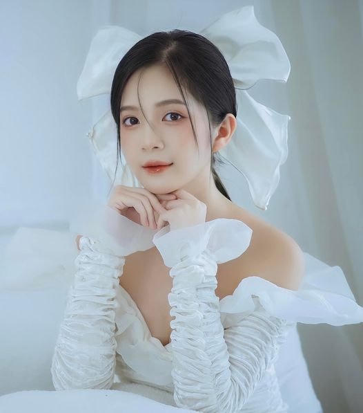 Trước khi đóng phim, Ngọc Huyền là gương mặt nổi bật trong làng mẫu ảnh Hà thành. Cô được yêu mến bởi gương mặt trong sáng, dịu dàng.