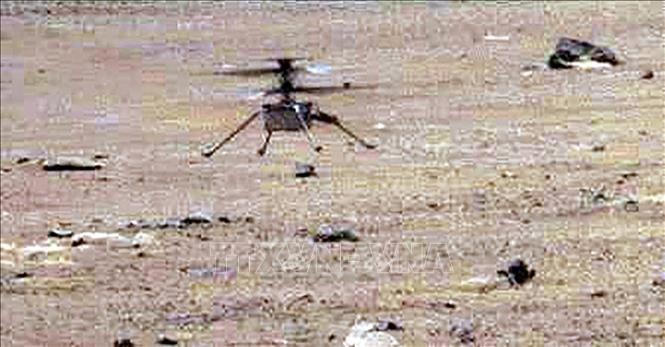 Trực thăng Ingenuity của NASA hạ cánh trên bề mặt Sao Hỏa ngày 7/5/2021. Ảnh tư liệu: AFP/TTXVN