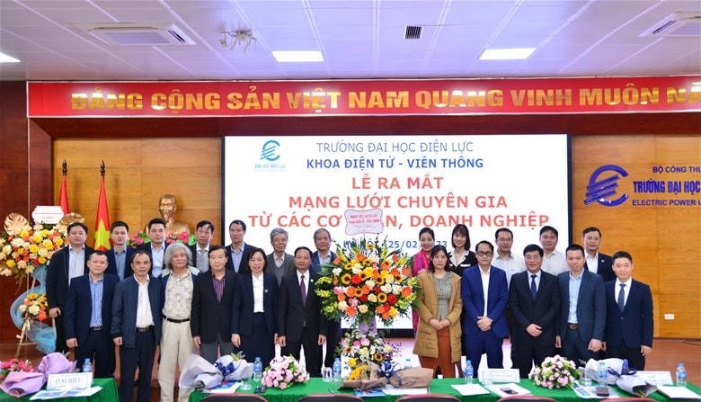 Lãnh đạo Trường Đại học Điện lực và Khoa Điện tử - Viễn thông chụp ảnh lưu niệm với các chuyên gia và các đại biểu tham dự buổi lễ.