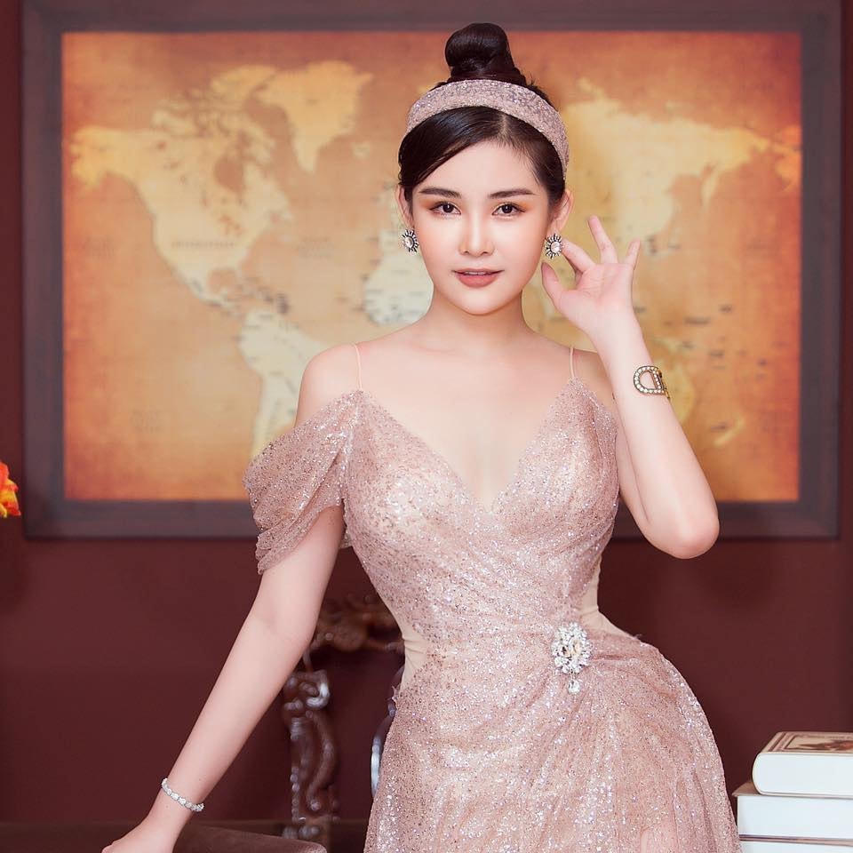 Lê Âu Ngân Anh có học vấn nổi bật, là giảng viên đại học ở tuổi 25.
