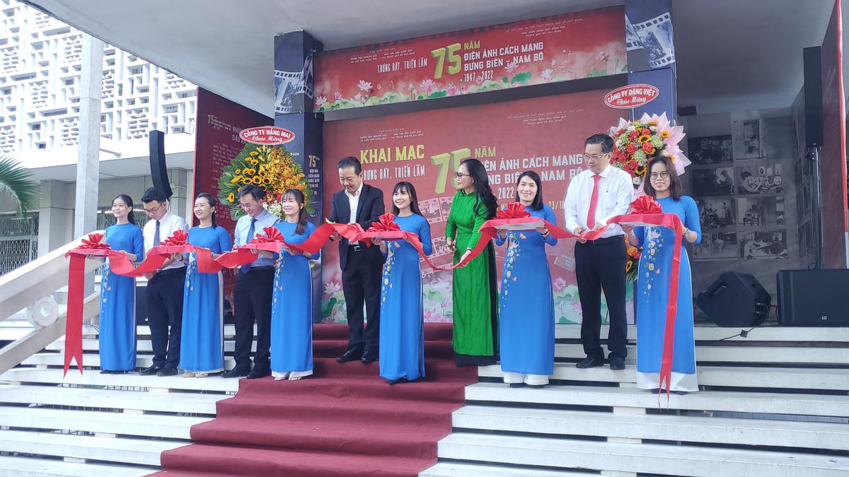 Lễ cắt băng khai mạc triển lãm. (Ảnh: Hồ Lê).