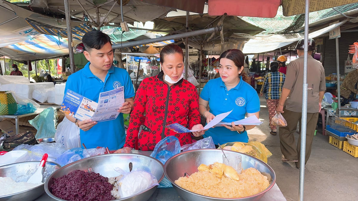 Thông qua vận động trực tiếp tại lễ ra quân rất nhiều người dân đã tham gia BHXH tự nguyện