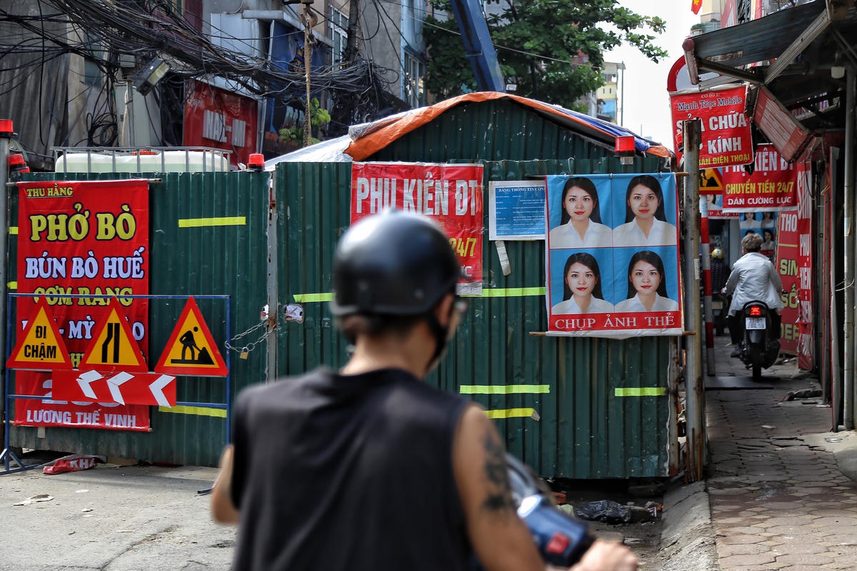 Tương tự, tại tuyến đường Lương Thế Vinh, một chiếc "lô cốt" được dựng lên ngay khu vực nút giao Lương Thế Vinh - Phùng Khoang - Vũ Hữu, từ năm 2022 đến nay phong tỏa toàn bộ giao thông tại nút giao và các tuyến đường dẫn.