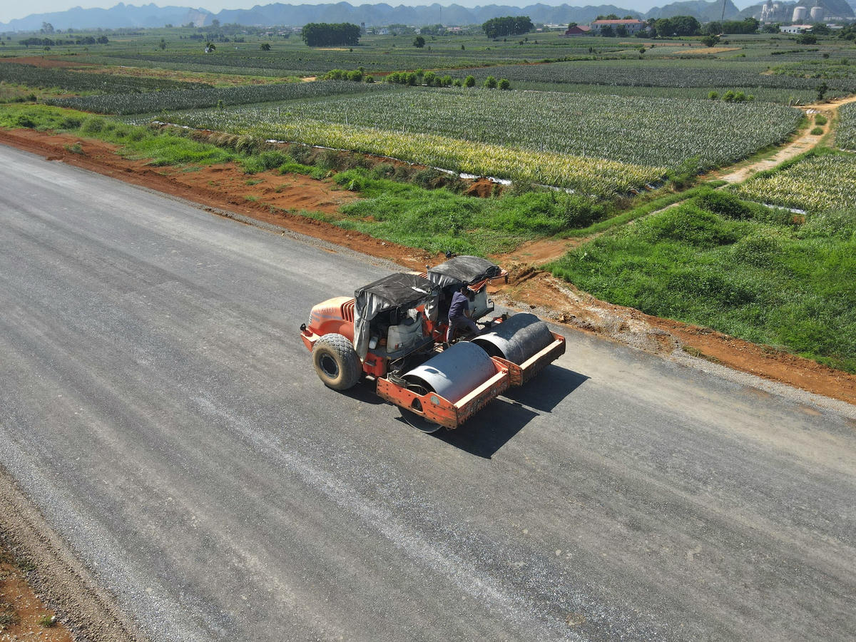 Theo báo cáo của chủ đầu tư, dự án khởi công từ tháng 3/2022, đến nay, các hạng mục công việc chủ yếu đang tổ chức thi công toàn bộ mặt bằng được bàn giao bao gồm phần nền đường, thi công cầu, cống… Giá trị thi công xây lắp thực hiện ước đạt: 75 tỷ đồng/735,391 tỷ đồng.  