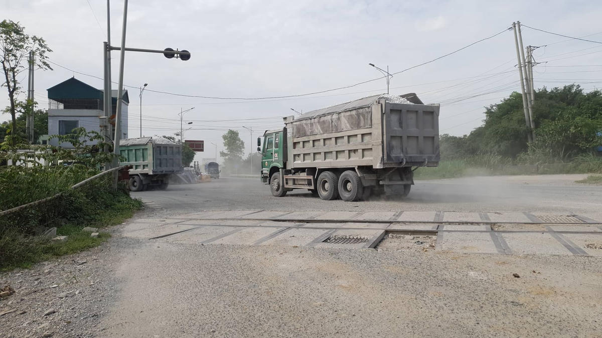 Hà Nam:  Người dân Hồng Sơn 'khổ sở' vì sống trong cảnh bụi bặm, xe tải hoành hành