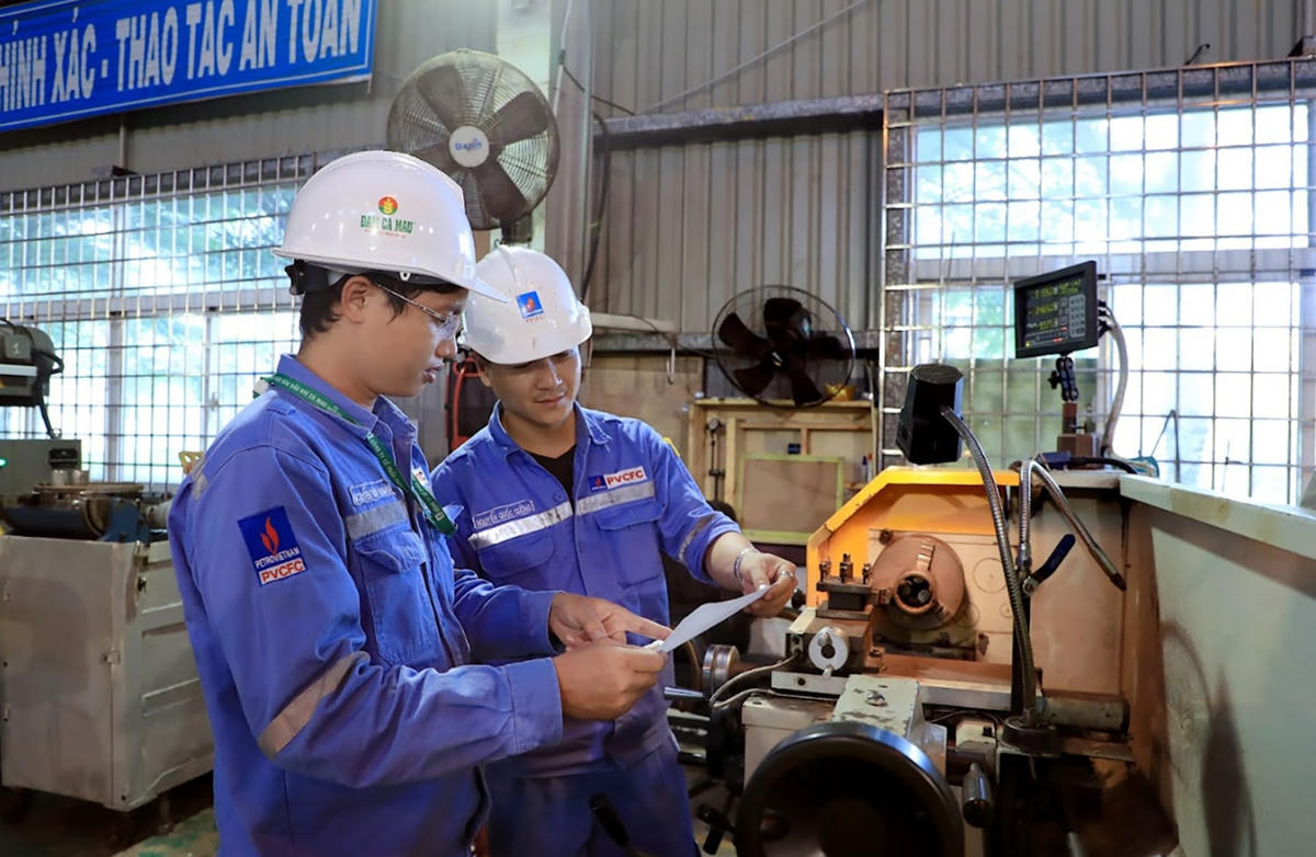 Cán bộ, kỹ sư Nhà máy Đạm Cà Mau.