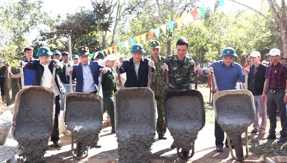 Lãnh đạo tỉnh Kon Tum và nhân dân huyện Ngọc Hồi tham gia khời công làm đường giao thông nông thôn tại thôn Tà Pók, xã Đắk Nông.