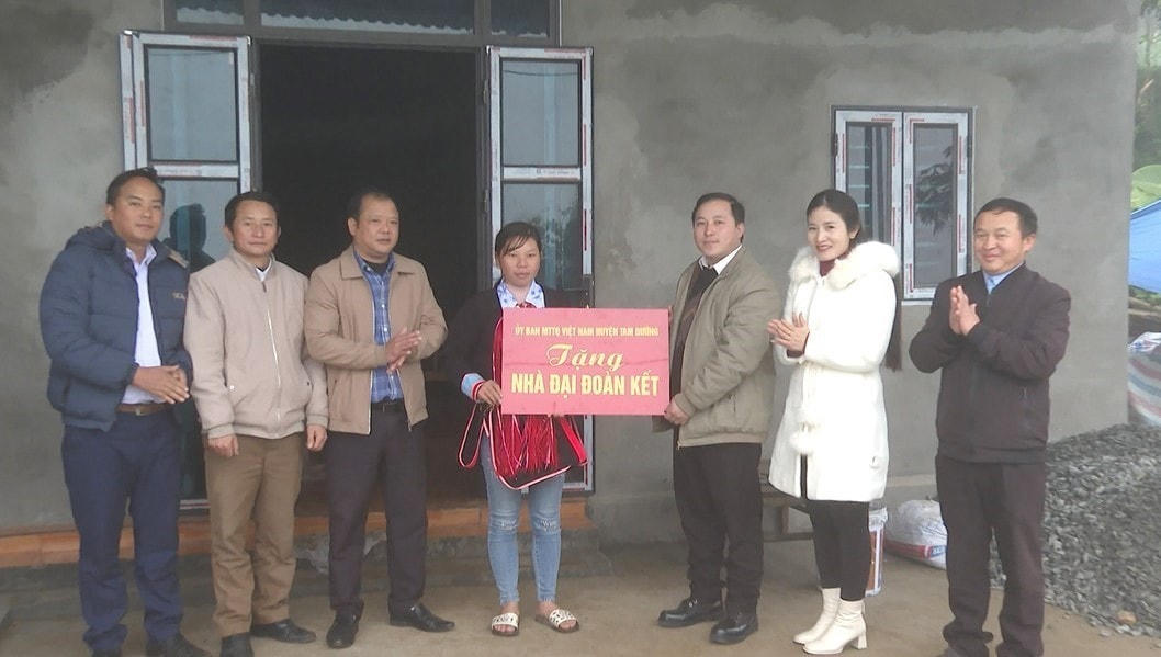 Ủy ban MTTQ huyện Tam Đường tặng nhà Đại đoàn kết cho hộ nghèo.