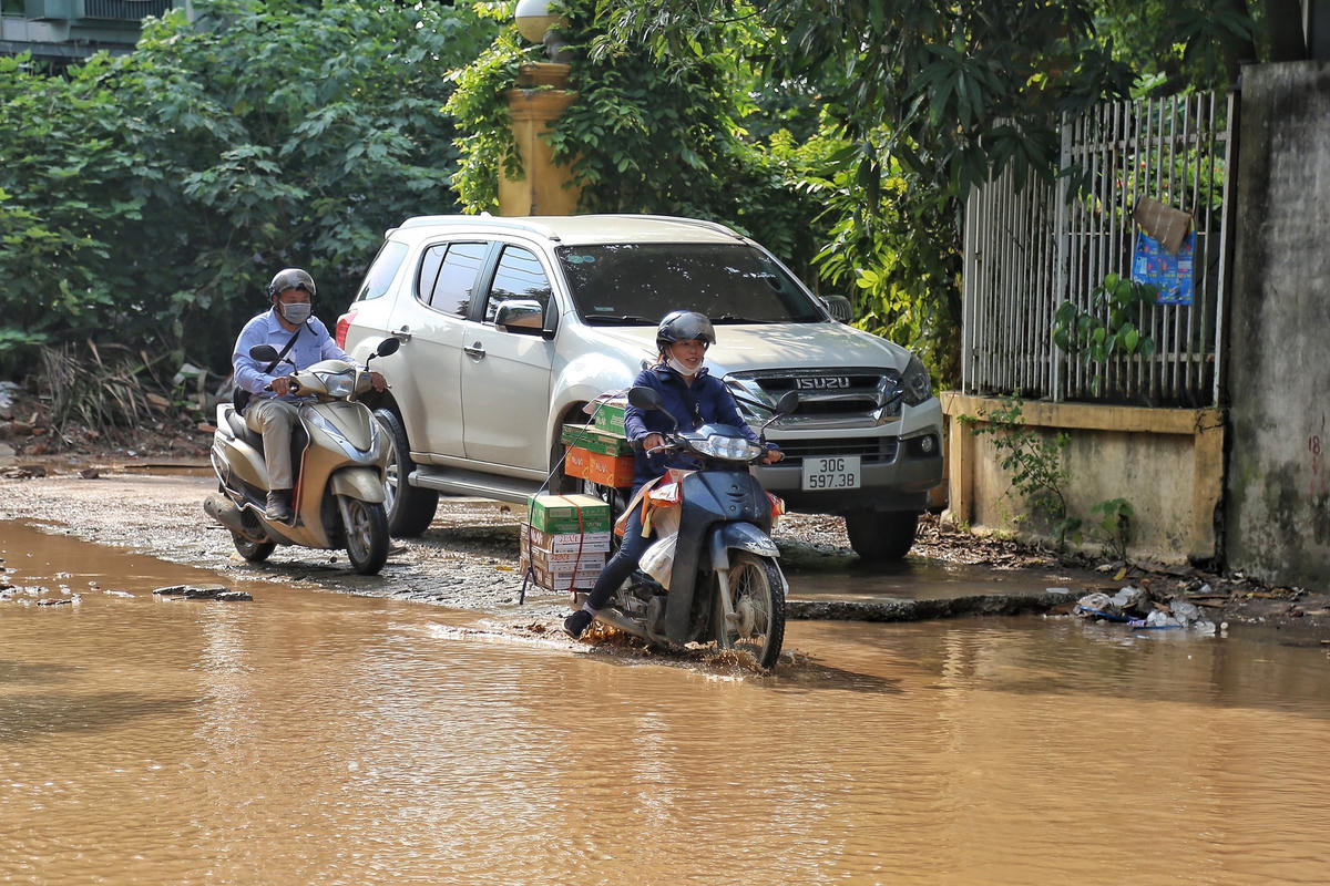 Theo anh Linh, dù đoạn đường có gần 1 km xuống cấp nghiêm trọng nhưng vẫn chưa được sửa chữa. Trong khi đây lại là đường trục chính của người dân xã Phụng Châu đi ra tuyến đường QL6 để vào trung tâm thành phố”.