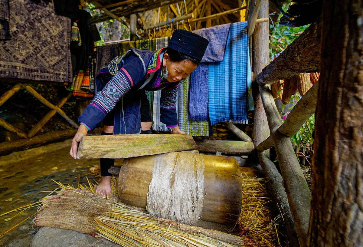Se sợi lanh làm trang phục ở Sa Pa. Ảnh: Ngọc Bẳng.
