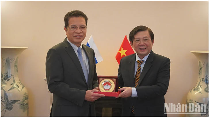 Phó Chủ tịch Ủy ban Trung ương Mặt trận Tổ quốc Việt Nam Nguyễn Hữu Dũng tặng Đại sứ Việt Nam tại Nga Đặng Minh Khôi quà lưu niệm. (Ảnh: Xuân Hưng).